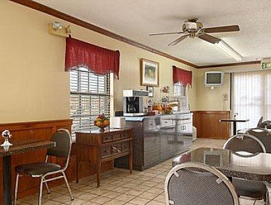 Super 8 By Wyndham Lakeland Екстериор снимка